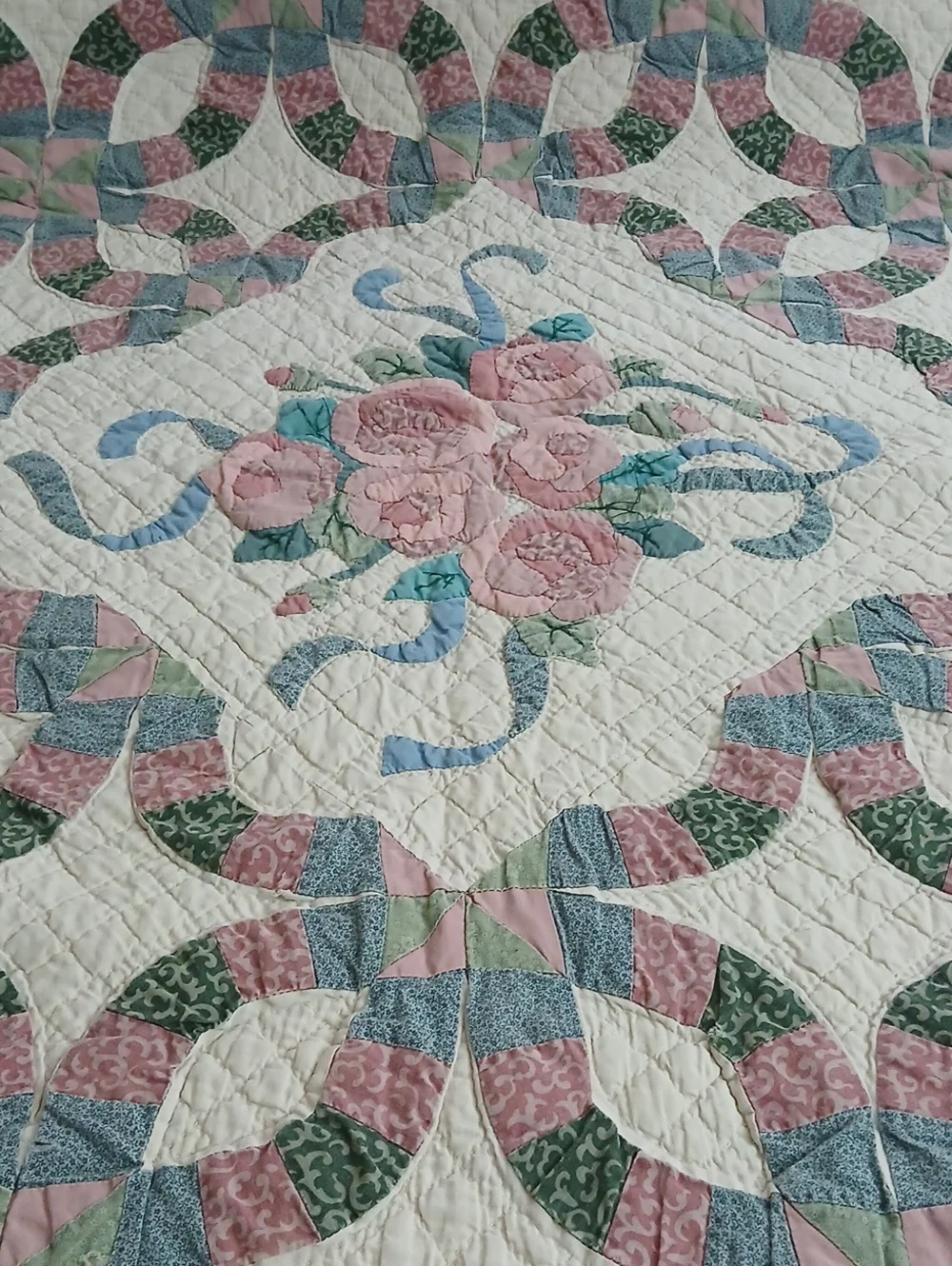 Beautiful Vintage Handmade Quilt